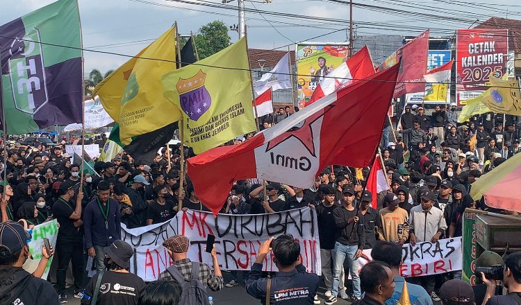 Ratusan Mahasiswa demonstrasi di depan Gedung DPRD Jember. (Foto: Istimewa)