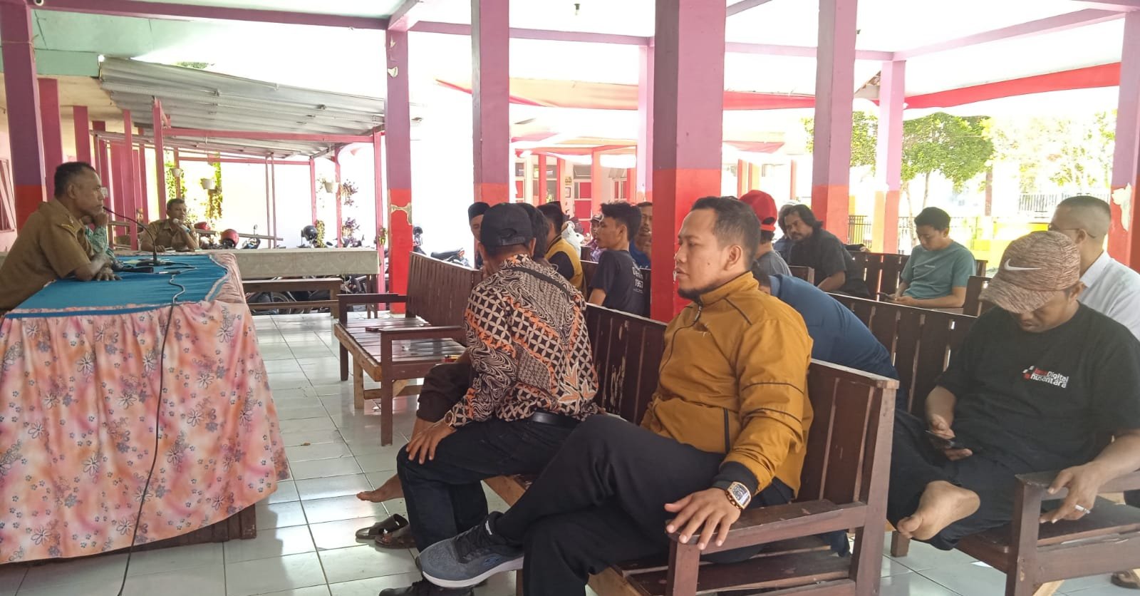 Warga dan Kades Mrawan berdiskusi bahas Program PTSL, Senin (26/8/2024). (Foto: Teamwork)