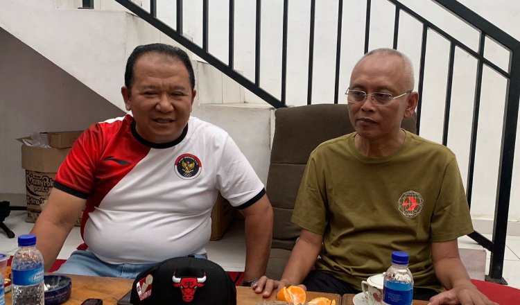 Hendy Siswanto dan Arif Wibowo mengobrol santai di Posko PDIP Jember. (Foto: Zainul Hasan)