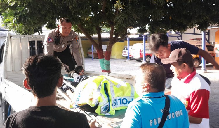 Polisi mengevakuasi korban kecelakaan maut di jalan raya. (Foto: Istimewa)