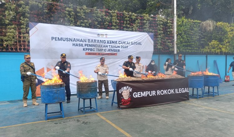 Proses pemusnahan rokok ilegal di halaman Kantor Bea Cukai Jember. (Foto: Zainul Hasan)
