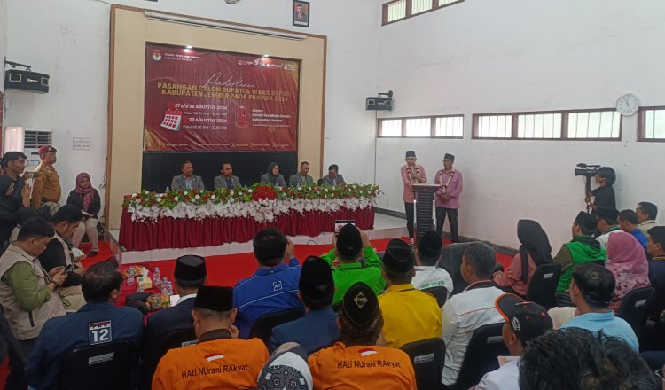 Gus Fawait - Djoko menyampaikan sambutan dalam pendaftaran Bupati - Wakil Bupati di KPU Jember. (Foto: Zainul Hasan)