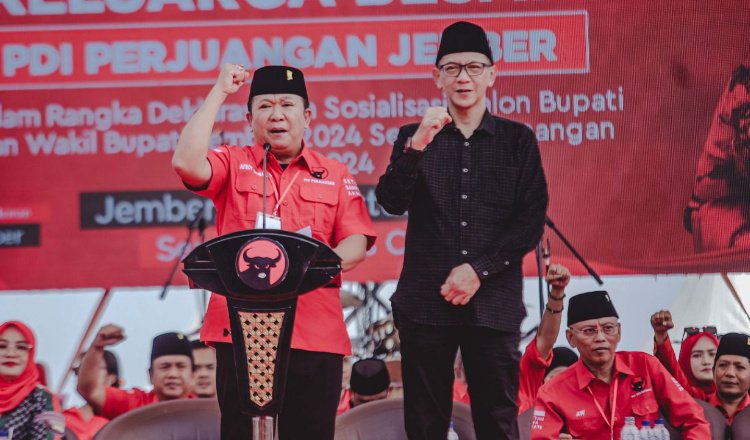 Hendy - Firjaun berorasi dalam kegiatan Konsolidasi Akbar PDIP Jember, Rabu (28/8/2024). (Foto: Istimewa)