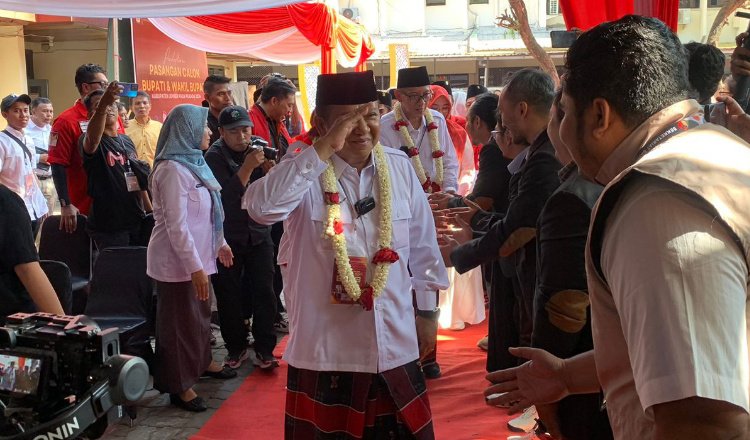 Hendy - Firjaun tiba di KPU Jember. (Foto: Zainul Hasan)