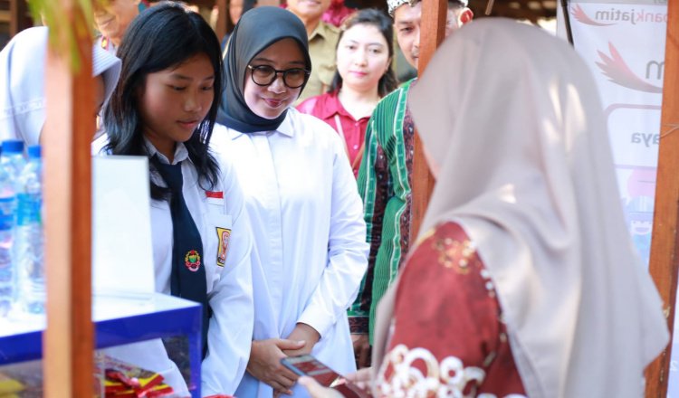 Bupati Banyuwangi meninjau kegiatan edukasi E-Saku, Senin (26/8/2024). (Foto: BeritaBwi)