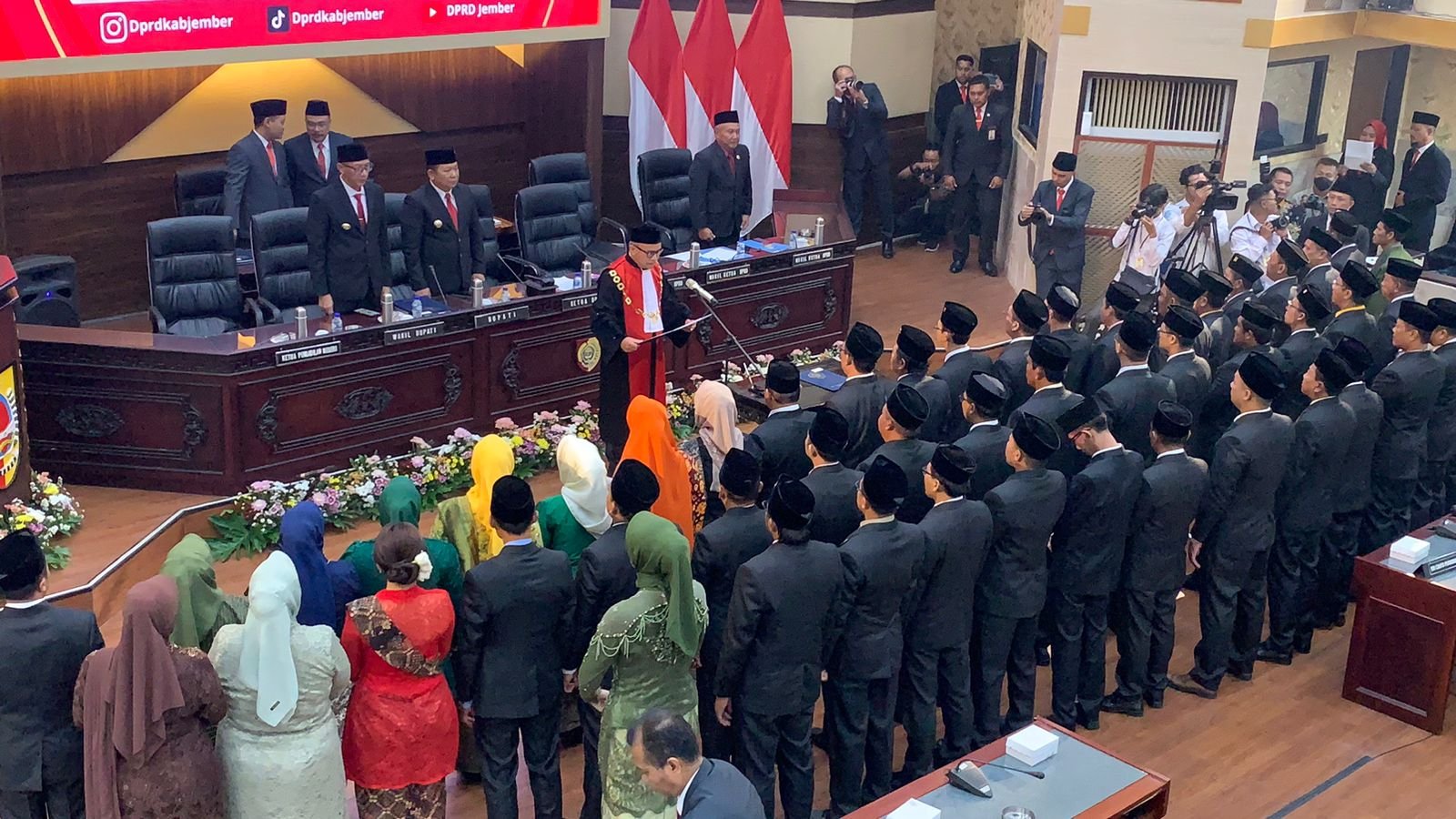 Kepala Pengadilan Negeri Jember memimpin pembacaan sumpah jabatan anggota DPRD Jember periode 2024 - 2029, Rabu (21/8/2024). (Foto: Zainul Hasan)