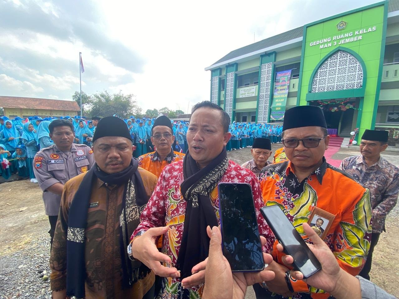 Direktur Kurikulum Kementrian KSKK Sidik Sisdiyanto, bersama PLT kemenag Jember Muhammad Muslim. (Foto: Istimewa)