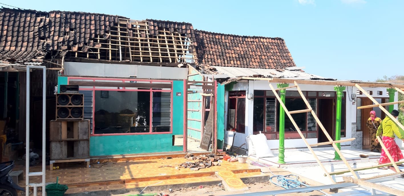 Kondisi rumah warga Situbondo usai diterjang puting beliung. (Foto: Humas Pusdalops PB BPBD Situbondo)