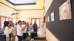 Bupati Jember melihat salah satu ruangan di Wisata Kampung Belgia. (Foto: Diskominfo Jember)