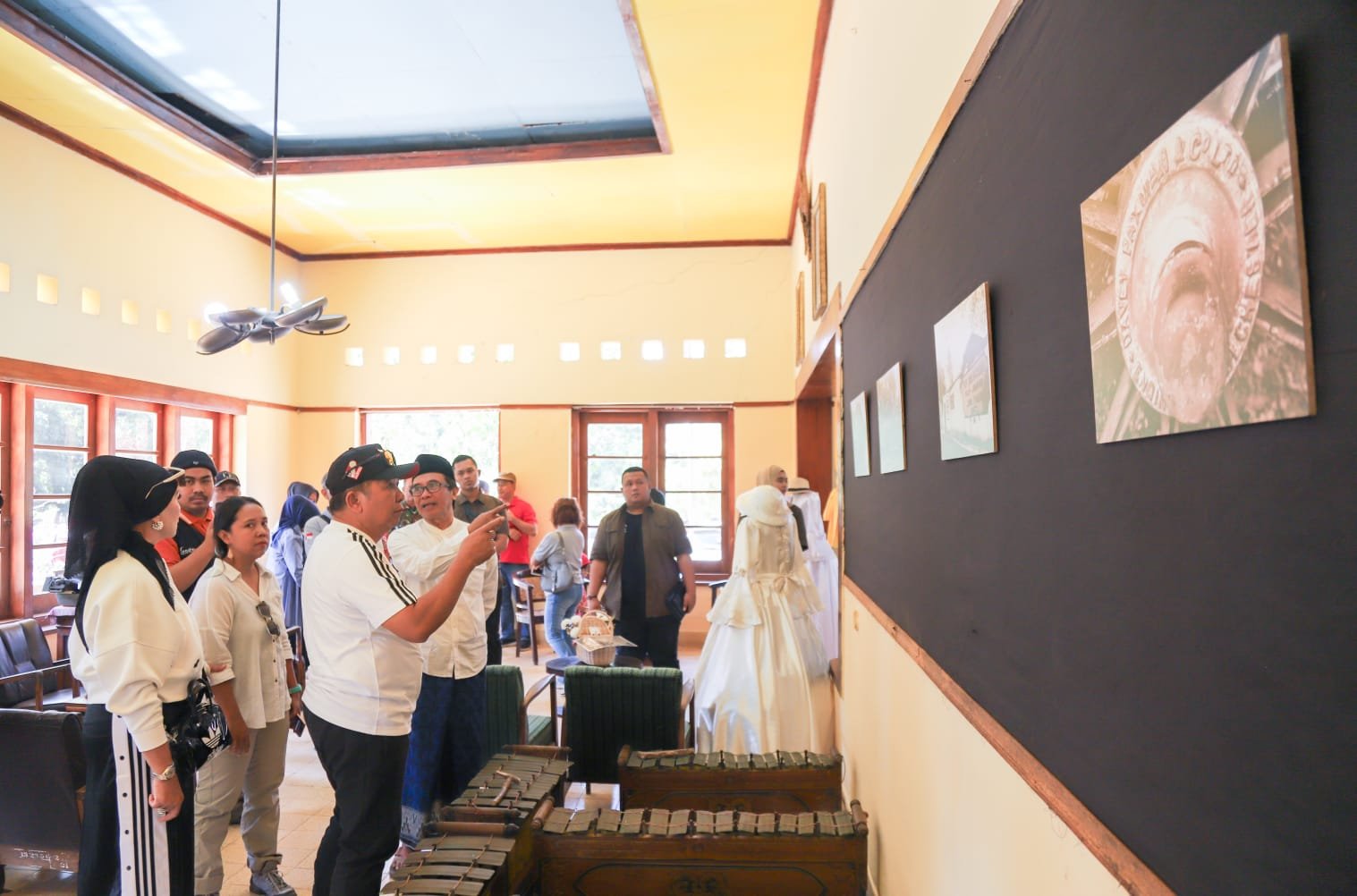 Bupati Jember melihat salah satu ruangan di Wisata Kampung Belgia. (Foto: Diskominfo Jember)
