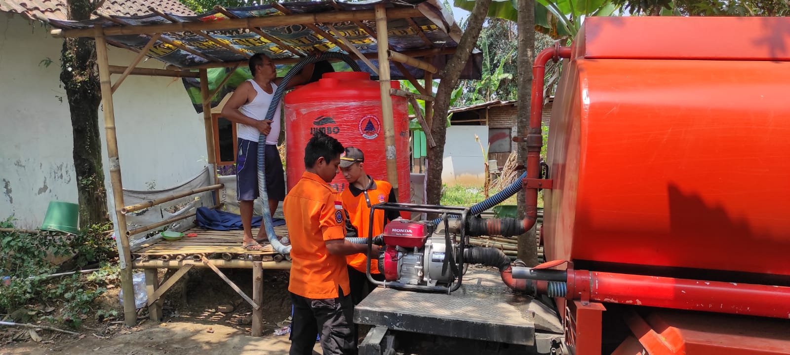 BPBD Jember dropping air bersih, Senin (16/9/2024). (Foto: Dokumentasi BPBD Jember)