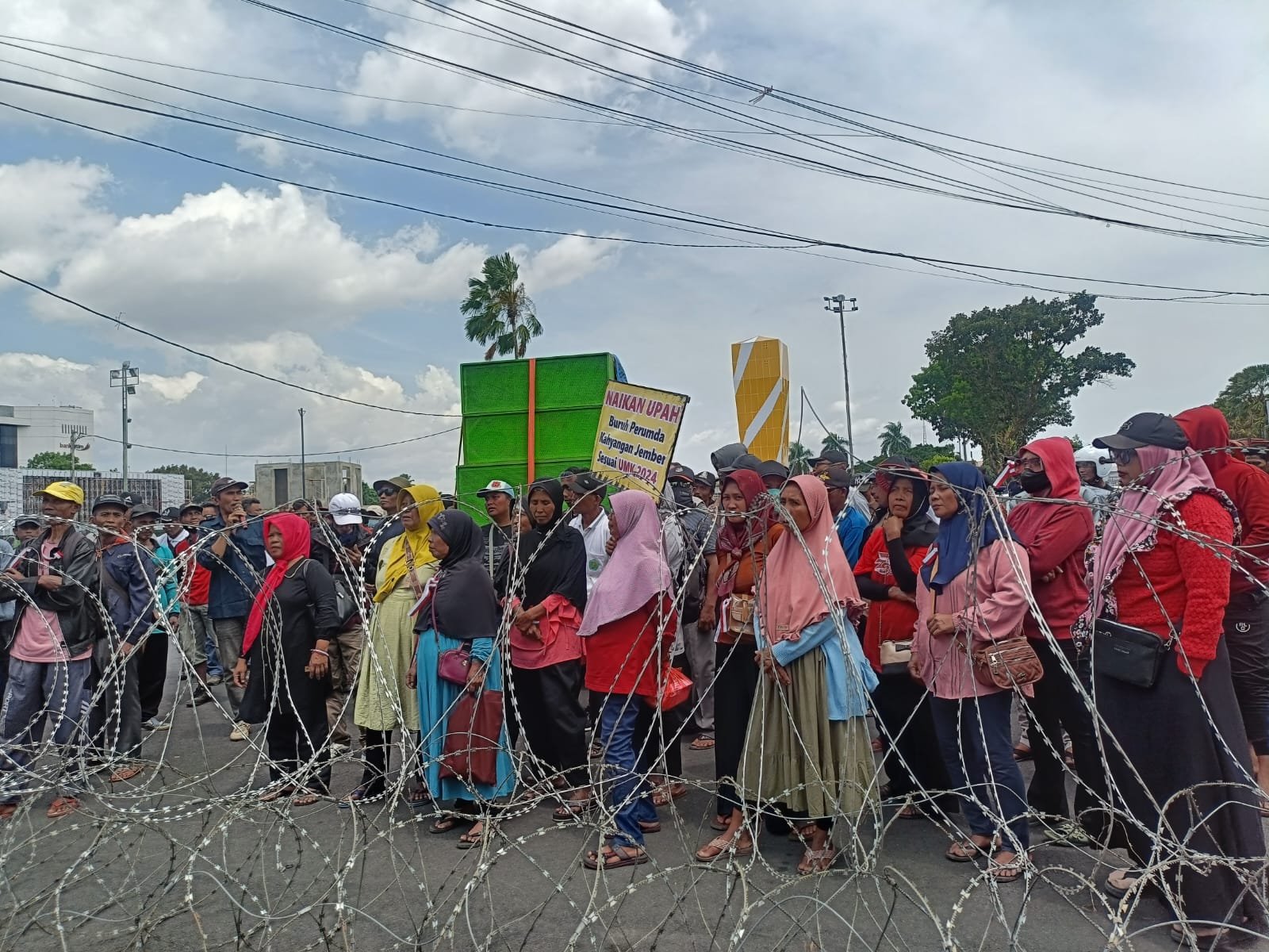 Buruh PDP Kahyangan demo di depan Pendapa Wahyawibawagraha. (Foto: Teamwork)
