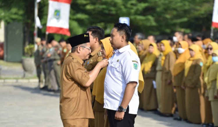 Pj Bupati Pasuruan menyematkan Pin ke ASN. (Foto: Humas Pemkab Pasuruan)