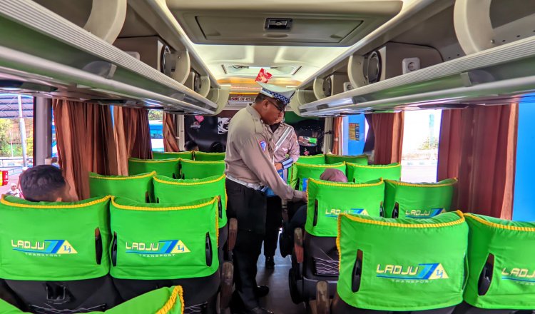 Polres Lumajang mengecek transportasi umum, Minggu (1/9/2024). (Foto: Istimewa)