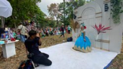 Fotografer memotret seorang peserta Carnaval Seni Budaya 'Flower Princess of Heaven' di Jember. (Foto: Istimewa)