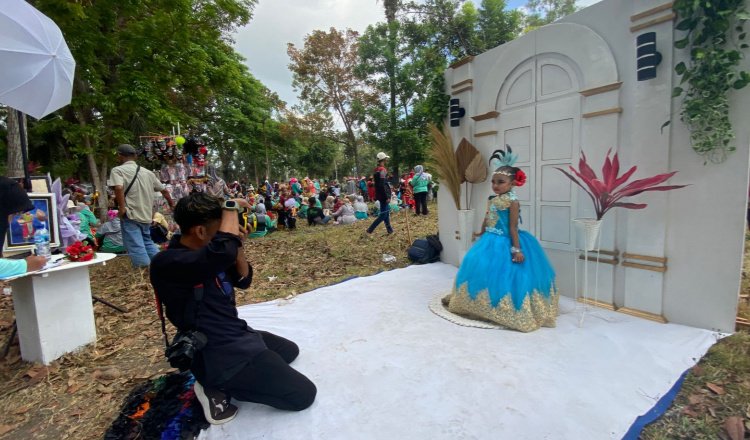 Fotografer memotret seorang peserta Carnaval Seni Budaya 'Flower Princess of Heaven' di Jember. (Foto: Istimewa)