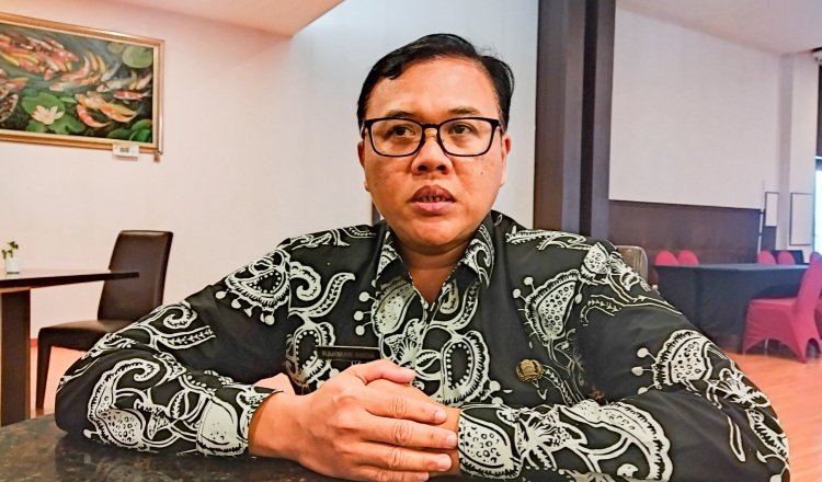 Kepala DPRKPCK Jember diwawancarai awak media. (Foto: Diskominfo Jember)