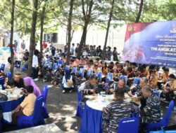 Danlanal Banyuwangi Ajak Pelajar dan Masyarakat Makan Bergizi Gratis di Pantai Cemara