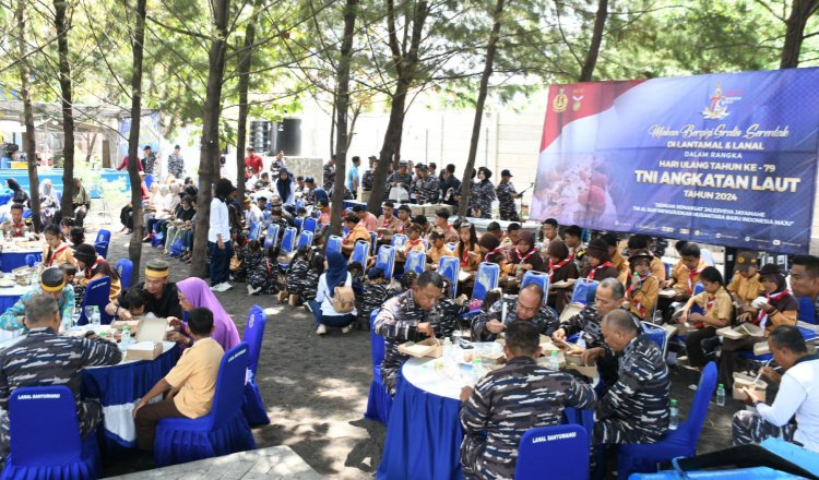 Danlanal Banyuwangi Berikan Paket Bahan Pokok secara simbolis kepada salah satu penerima. (Foto: Amin)