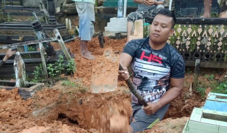 Bripka Joko Hadi Aprianto saat menggali kubur. (Foto: Istimewa)