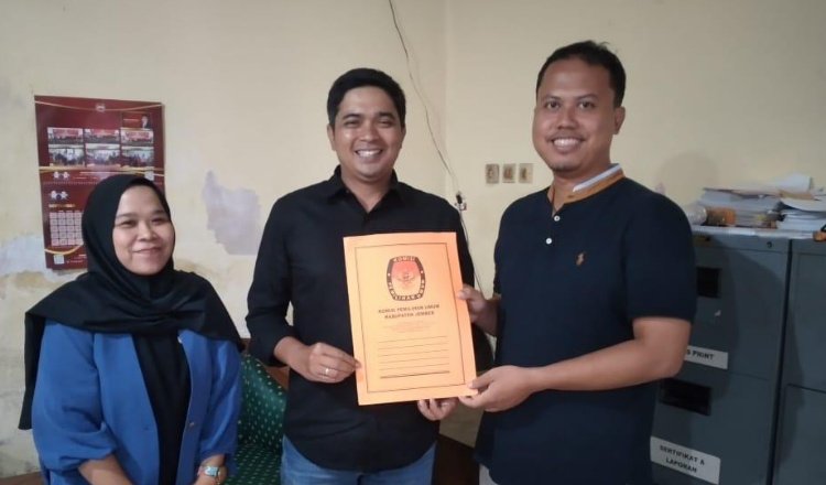 LO Paslon Hendy - Firjaun menyerahkan perbaikan berkas ke KPU Jember. (Foto: Istimewa)