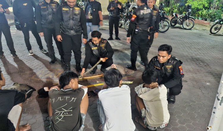 Polisi saat mengamankan gangster di Pasar Kembang. (Foto: Istimewa)