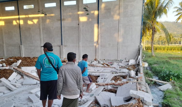 Kondisi terakhir gudang tembakau yang ambruk di Desa Karang Kedawung. (Foto: Dokumentasi Pusdalops BPBD Jember)