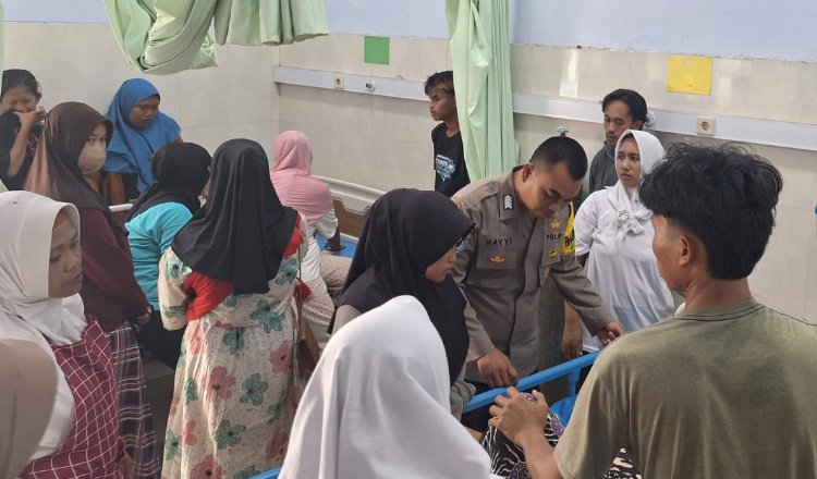 Anggota Polsek Mumbulsari menyambangi korban gudang tembakau roboh yang sedang menjalani perawatan. (Foto: Dokumentasi Polsek Mumbulsari)