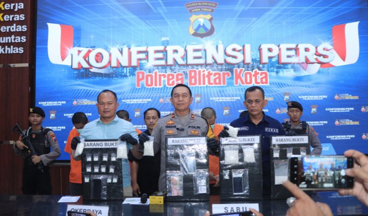 Konferensi pers ungkap kasus pengamanan ribuan pil double L dan sabu. (Foto: Istimewa)