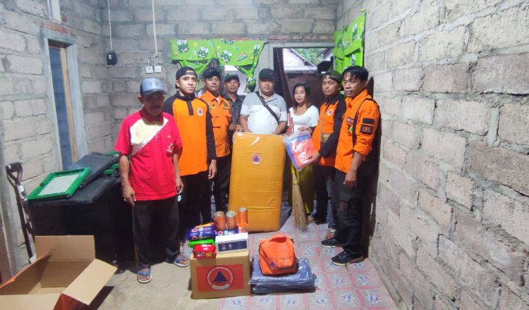 BPBD Jember menyalurkan bantuan kepada korban kamar rumah ambruk di Dusun/Desa Sumberbulus. (Foto: Dokumentasi BPBD Jember)