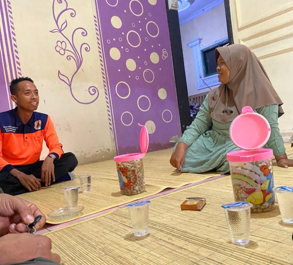 Anggota Pusdalops BPBD Jember saat di rumah korban bencana angin kencang di Desa Karang Kedawung. (Foto: Dokumentasi BPBD Jember)
