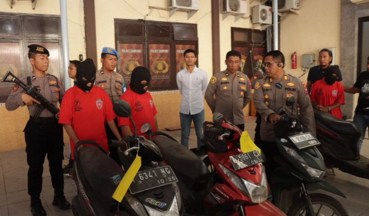 Polisi bersama tiga tersangka bersama barang bukti. (Foto: Istimewa)