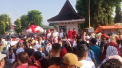 Bupati Jember membuka jalan sehat Porseni PGRI Jember. (Foto: Zainul Hasan)