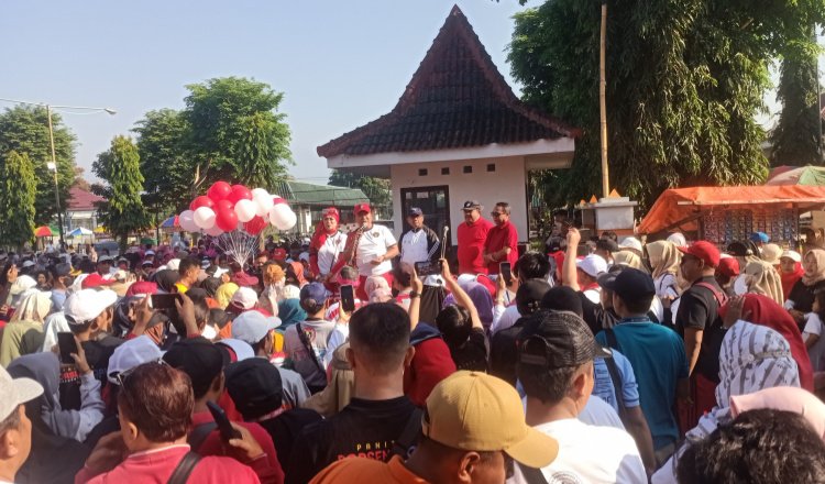 Bupati Jember membuka jalan sehat Porseni PGRI Jember. (Foto: Zainul Hasan)