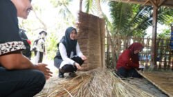 Bupati Banyuwangi menyambangi salah satu pengrajin atap ilalang. (Foto: Dokumentasi Pemkab Banyuwangi)