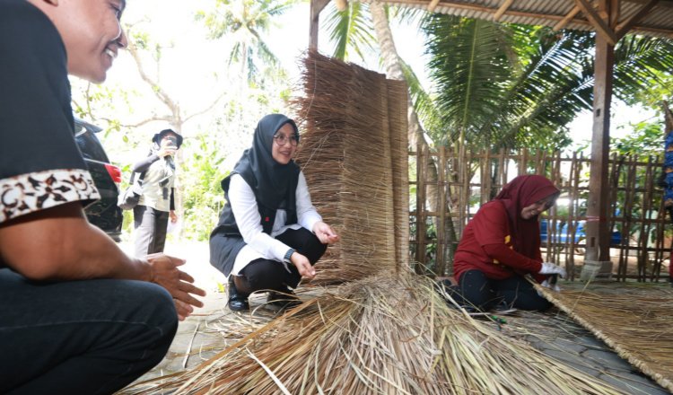 Bupati Banyuwangi menyambangi salah satu pengrajin atap ilalang. (Foto: Dokumentasi Pemkab Banyuwangi)
