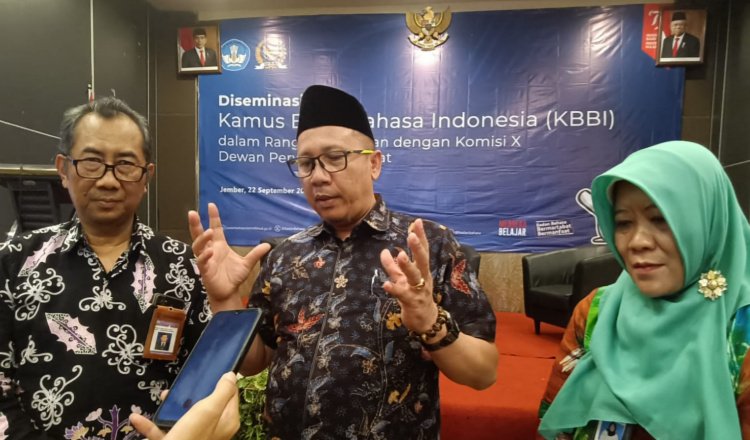 Anggota Komisi X DPR RI diwawancarai awak media. (Foto: Teamwork)