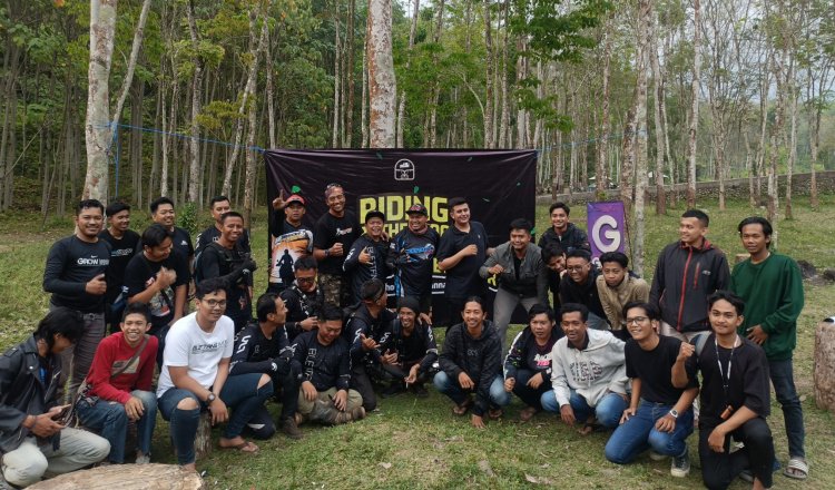 Anggota Nur Street Riders foto bersama usai peluncuran di wisata Sungai Kalijompo, Minggu (22/9/2024). (Foto: Zainul Hasan)
