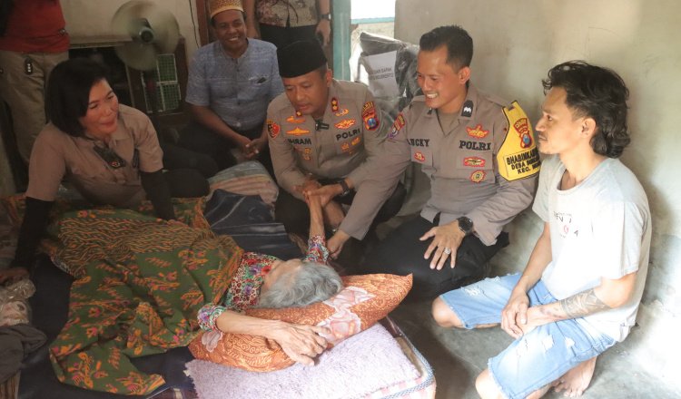 Kapolres Mojokerto menyambangi seorang Lansia. (Foto: Istimewa)