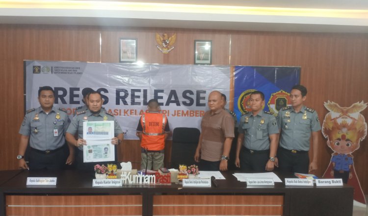 Press release ungkap kasus penahanan WNA asal Pakistan di Kantor Imigrasi Kelas I TPI Jember. (Foto: Zainul Hasan)