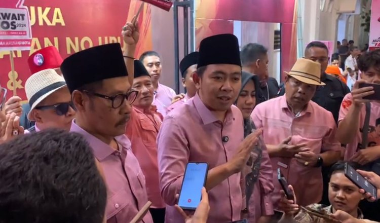 Gus Fawait - Djoko diwawancarai awak media usai pengundian nomor urut Paslon Pilkada Jember, Senin (23/9/2024). (Foto: Zainul Hasan)