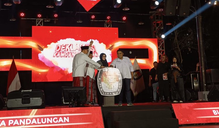 Tekan tombol sirine tanda diresmikannya kampanye damai, Selasa (24/9/2024), malam. (Foto: Zainul Hasan)