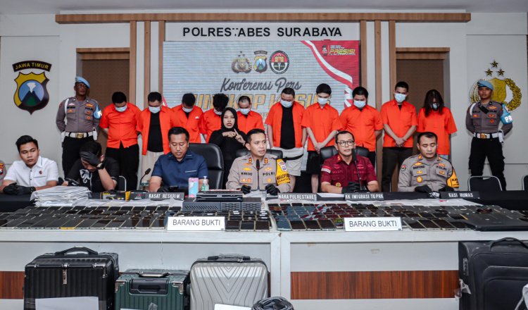 Konferensi pers ungkap kasus penipuan online di Mako Polrestabes Surabaya. (Foto: Istimewa)