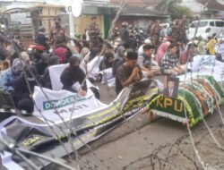 Muhibbin Lora Gopong Antarkan Peti Mati ke KPU Jember Sebagai Simbol Matinya Demokrasi