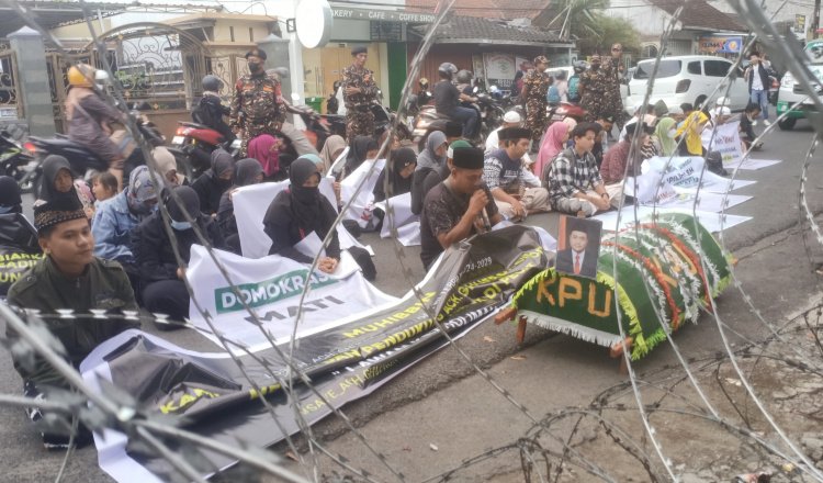 Para Muhibbin Lora Gopong istighosah bersama di depan Kantor KPU Jember. (Foto: Zainul Hasan)