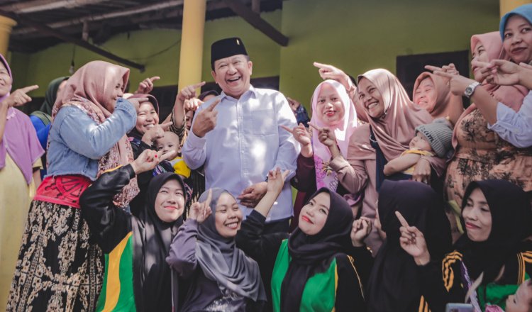 Hendy Siswanto foto bersama emak-emak di hari pertama berkampanye. (Foto: Istimewa)