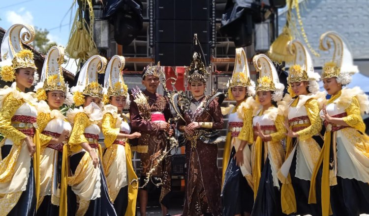 Kepala Desa Lampeji foto bersama talent Karnaval Budaya di desa tersebut, Minggu (29/9/2024). (Foto: Teamwork)