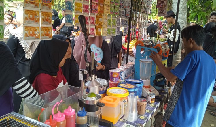 Penjual Es Blender melayani pembeli dalam event karnaval budaya di Desa Lampeji, Minggu (29/9/2024). (Foto: Teamwork)