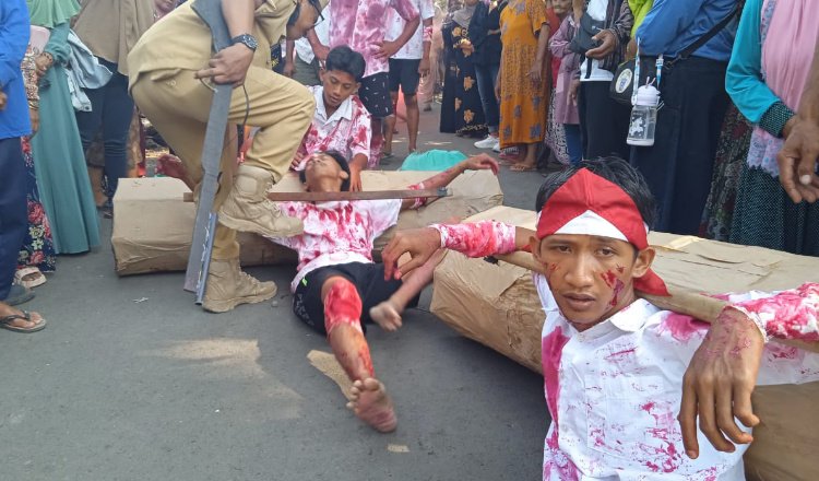 Teaterikal dalam karnaval budaya di Desa Lampeji: Menggambarkan para penjajah saat menyiksa penduduk lokal. (Foto: Teamwork)