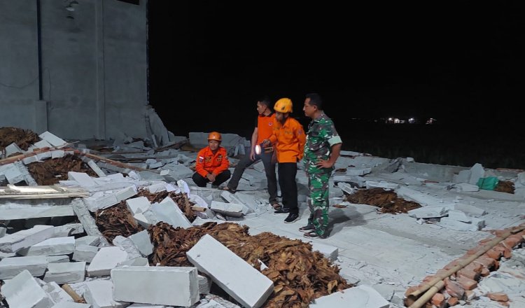 BPBD Jember melakukan asesmen di lokasi gudang ambruk, Desa Karang Kedawung. (Foto: Dokumentasi Pusdalops BPBD Jember)